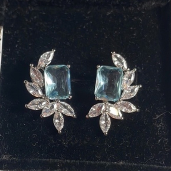 Elegant Earrings Sparkling Flower Ocean Blue earring - Picture 2 of 15